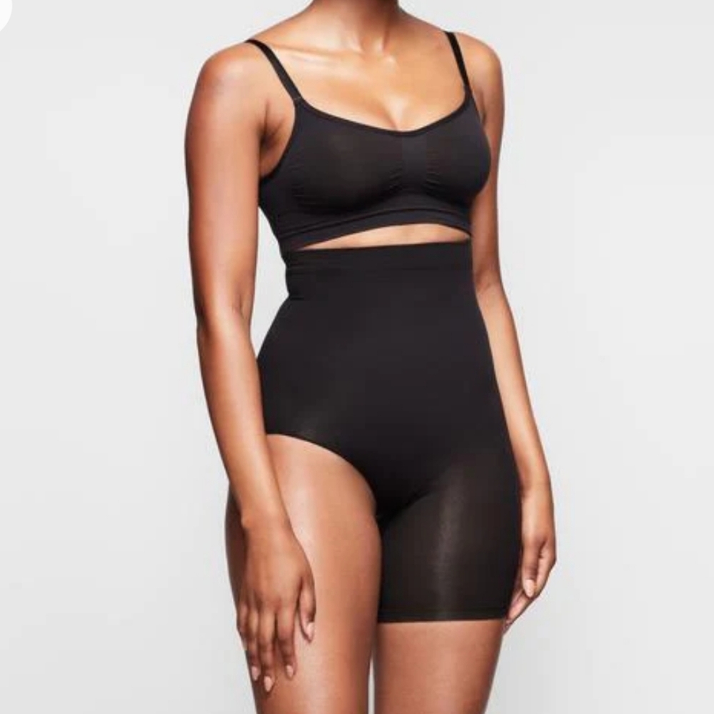 NWOT SKIMS Solutions Short #2 (Right Leg Exposed)